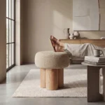 Puff Brivane utilizado como asiento auxiliar con base de cilindros en madera maciza en interior contemporáneo