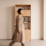 biblioteca-alta-madera-roble-escandinava-homzzy-haven