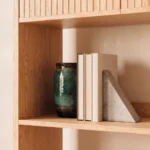 biblioteca-alta-madera-roble-escandinava-homzzy-haven