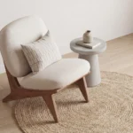 silla-lounge-blanca-patas-madera-roble-sala-homzzy-brienne