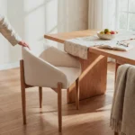 silla-comedor-elegante-tela-beige-roble-homzzy-valmont