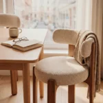 silla-comedor-organica-tela-crema-madera-homzzy-laren