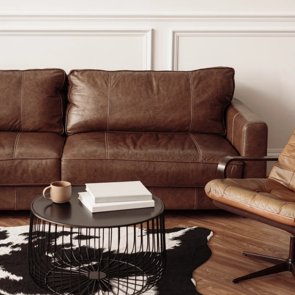 sofa-cuero-cognac-patas-madera-living-homzzy-seron
