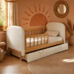 cama-nino-cabecera-boucle-crema-barras-madera-roble-homzzy-bowery-1