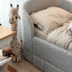 cama-infantil-tapizada-boucle-azul-bordes-redondeados-madera-roble-homzzy-loane-cali