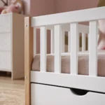 cama-infantil-madera-roble-blanca-barras-laterales-cajon-homzzy-elian-1