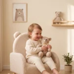mecedora-infantil-boucle-crema-orejas-oso-madera-roble-homzzy-ambrose-bogota