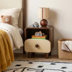 mesa-de-noche-infantil-nogal-crema-bicolor-cajon-perilla-homzzy-torvald-medellin