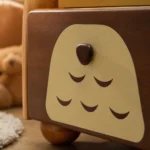 mesita-noche-nino-madera-roble-oso-decorativo-cajones-homzzy-liesel