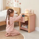 mesa-de-noche-infantil-verde-sage-roble-cajon-estante-homzzy-maren-bogota