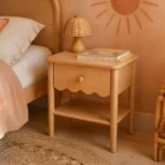 mesa-de-noche-infantil-madera-roble-festoneada-cajon-estante-homzzy-dorian-barranquilla