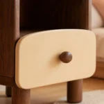 mesa-de-noche-infantil-nogal-crema-bicolor-cajon-perilla-homzzy-torvald-medellin