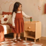 mesa-de-noche-infantil-madera-roble-borde-ondulado-cajon-festoneado-homzzy-wysteria-barranquilla