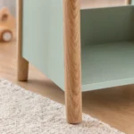 mesa-de-noche-infantil-verde-sage-estantes-abiertos-madera-roble-homzzy-faelan