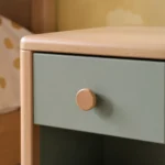 mesa-de-noche-infantil-verde-sage-roble-cajon-estante-homzzy-maren-bogota