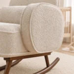 sillon-mecedor-lactancia-boucle-crema-puf-madera-nogal-homzzy-solveig-cali