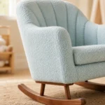 sillon-mecedor-infantil-boucle-azul-respaldo-alto-madera-nogal-homzzy-tamsin-bogota