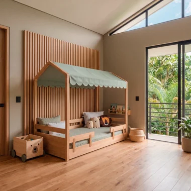Cama casita Faelle con dosel de tela verde salvia en madera de roble
