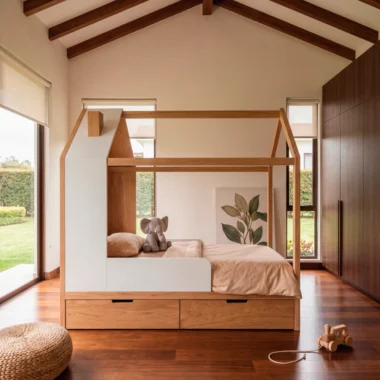 Cama casita en madera de roble y blanco con dos cajones inferiores
