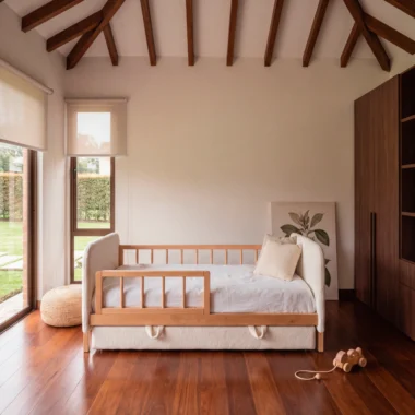 Cama infantil Bowery en bouclé crema y madera de roble en un cuarto de niño