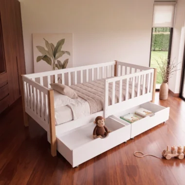 Cajones inferiores abiertos de la cama Elian con juguetes y libros