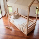 cama casita dosel verde salvia madera roble homzzy faelle