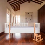 cama montessori blanca madera roble habitacion infantil homzzy camden