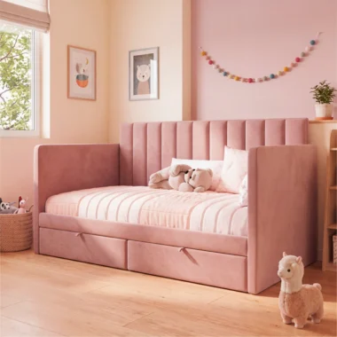 Cama infantil tapizada en terciopelo rosa con dos cajones de almacenamiento