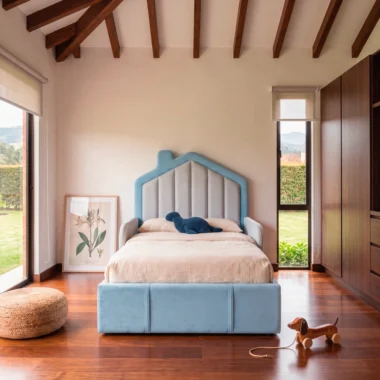 Cama infantil Solenne en terciopelo azul con cabecero en forma de casita