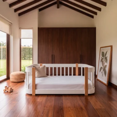 Cama montessori baja blanca al ras del piso con madera de roble