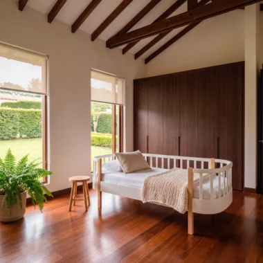 Cama montessori blanca y madera de roble en una habitación infantil
