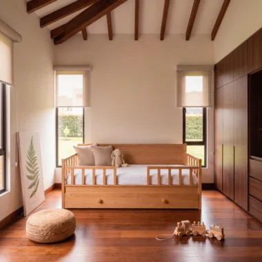 Cama nido Teo en madera de roble natural en un cuarto de niño