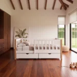 Cama de niño blanca y roble en una habitación infantil nórdica