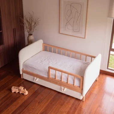 Cama de niño en bouclé y madera de roble con baranda de barrotes