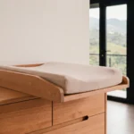 comoda infantil 4 cajones madera roble tiradores integrados homzzy aubin