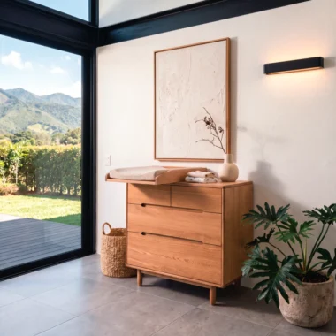 Cómoda con cambiador para bebé de cuatro cajones en madera de roble