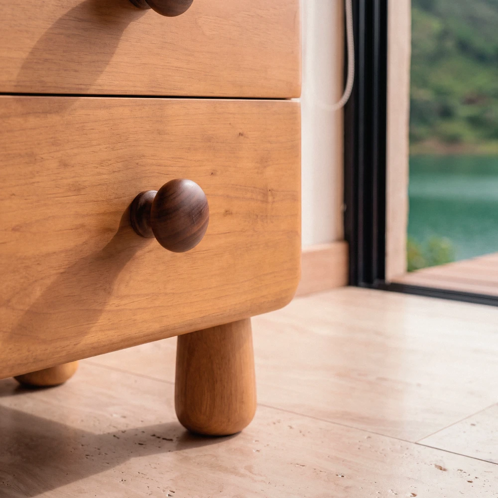 comoda detalle perilla madera pata cilindrica homzzy corvin Detalle de la perilla de madera y la pata cilíndrica de la cómoda Corvin