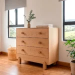 Cómoda infantil Liselle de tres cajones en madera de roble con patas c