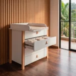 Cómoda cambiador Halvor en madera de roble con manijas de cuero, junto