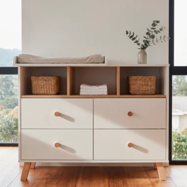 Cómoda cambiador Marnie de cuatro cajones y nichos abiertos en blanco con roble