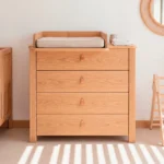 Cómoda cambiador Halvor en madera de roble con manijas de cuero, junto