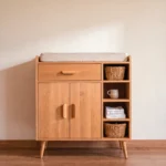Cómoda Wexford con cambiador, cajón, puertas y cuatro nichos abiertos en madera de roble