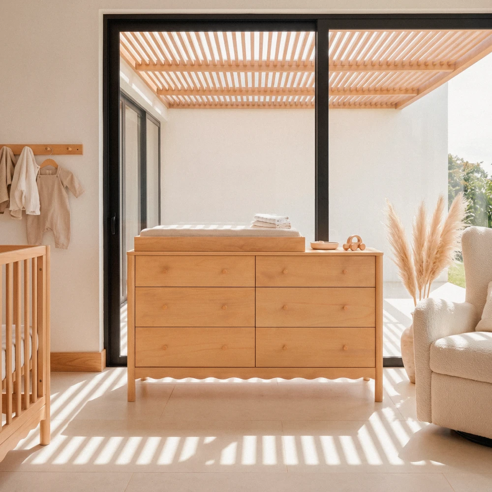 comoda cambiador cuarto bebe madera roble mecedora homzzy serrat Cómoda con cambiador en un cuarto de bebé con cuna y mecedora en bouclé