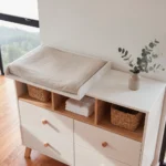 Cómoda cambiador Marnie de cuatro cajones y nichos abiertos en blanco