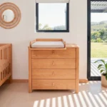 Cómoda cambiador Halvor en madera de roble con manijas de cuero, junto