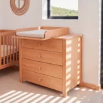 Cómoda cambiador Halvor en madera de roble con manijas de cuero, junto