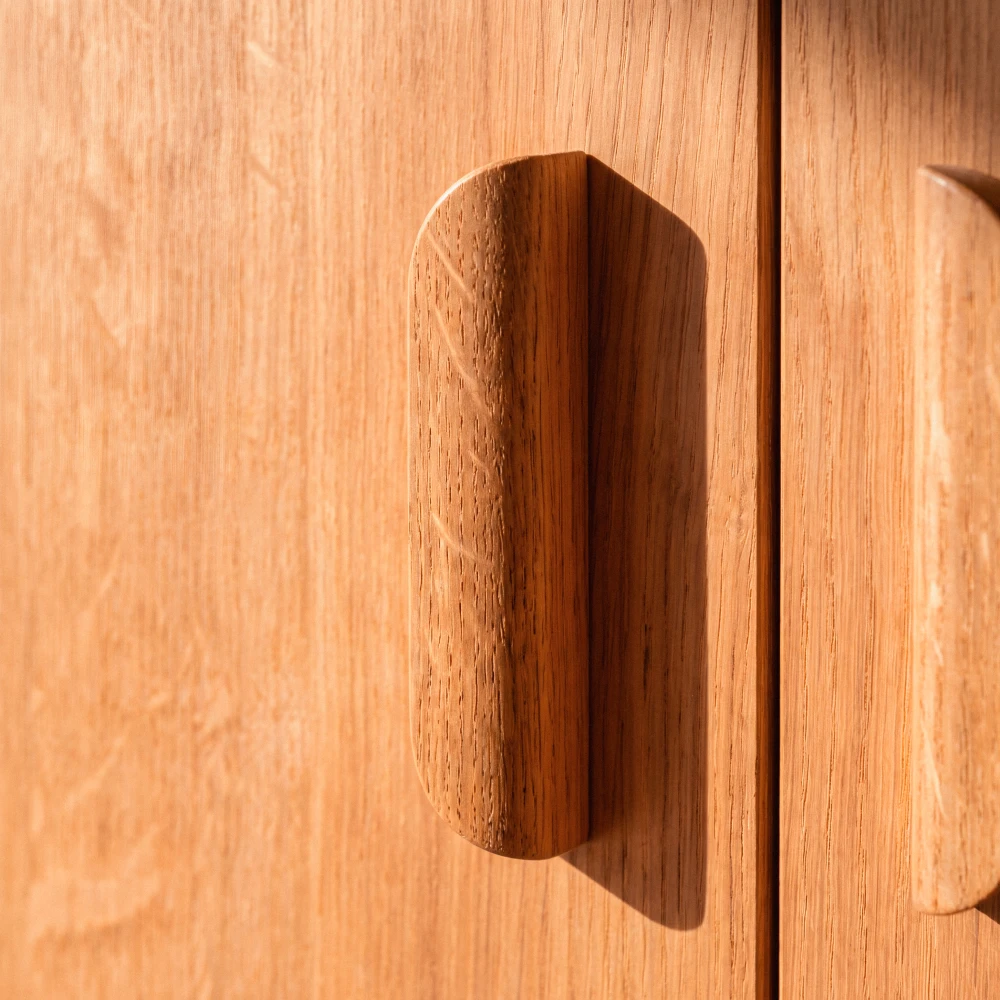 detalle manija madera roble puerta homzzy wexford Detalle de la manija tallada en madera de roble de la puerta de la cómoda Wexford