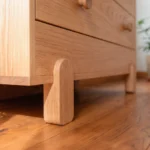 Cómoda infantil Liselle de tres cajones en madera de roble con patas c
