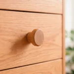 Cómoda infantil Liselle de tres cajones en madera de roble con patas c